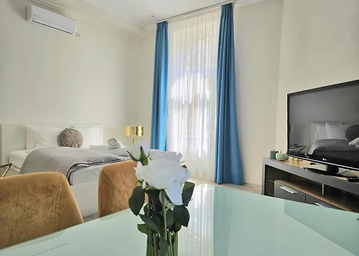 Designer Downtown Gem *