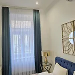 Designer Downtown Gem Apartament *