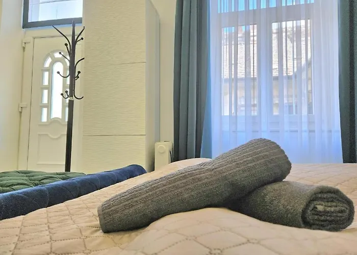 Designer Downtown Gem Apartman