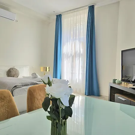 Designer Downtown Gem *