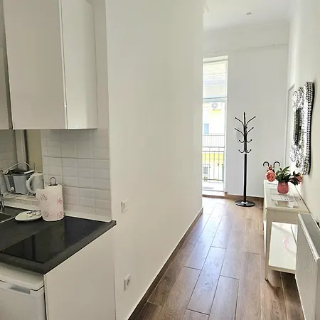 Designer Downtown Gem דירה