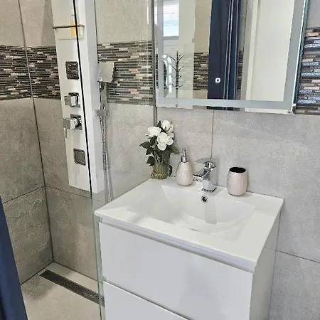 דירה Designer Downtown Gem